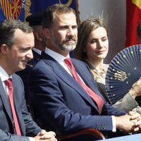 La Princesa Letizia se abanica junto al Príncipe Felipe en el Día de la Policía