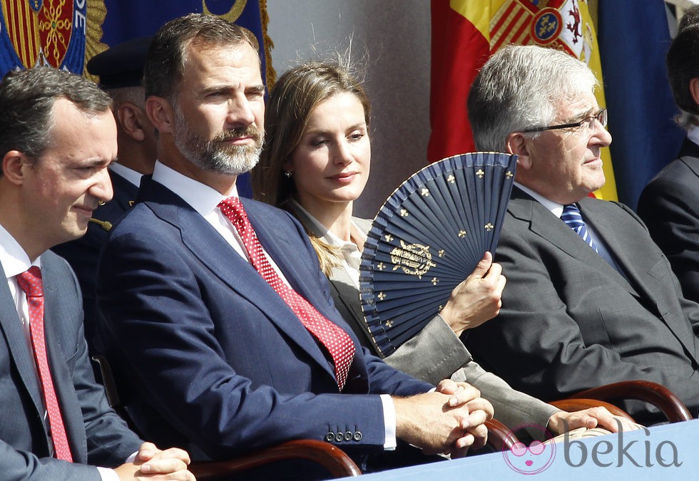 La Princesa Letizia se abanica junto al Príncipe Felipe en el Día de la Policía