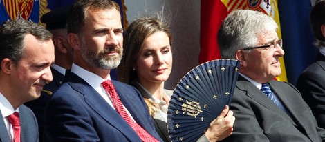 La Princesa Letizia se abanica junto al Príncipe Felipe en el Día de la Policía