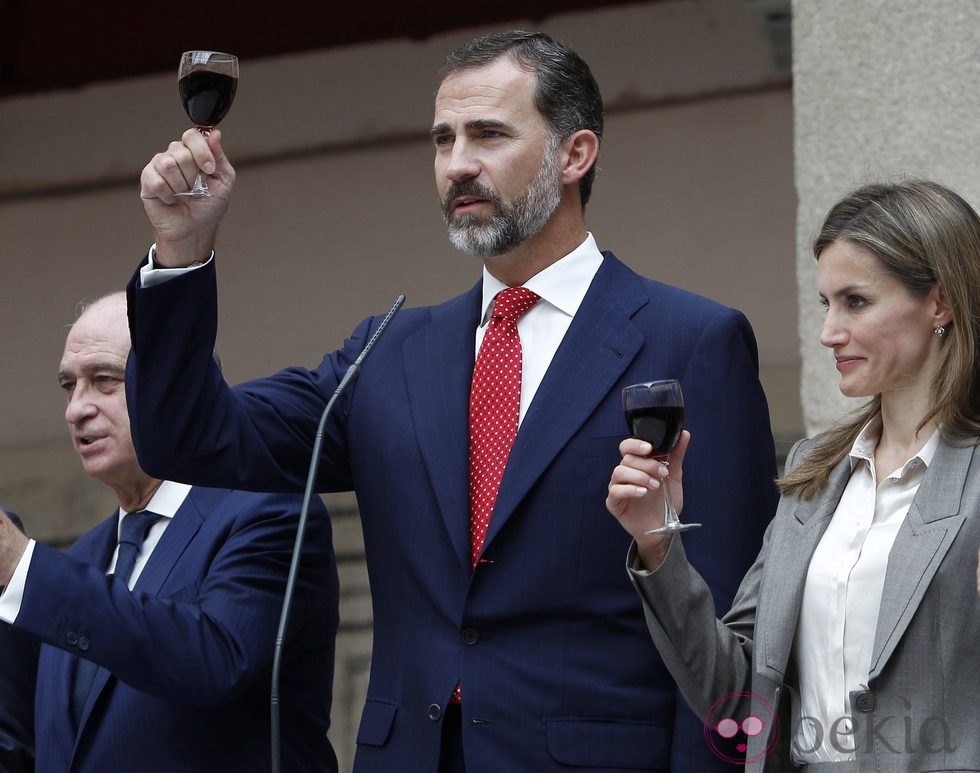 Los Príncipes de Asturias brindan con vino para celebrar el Día de la Policía