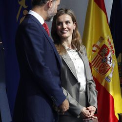 Los Príncipes Felipe y Letizia, sonrientes en el Día de la Policía