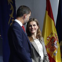 Los Príncipes Felipe y Letizia, sonrientes en el Día de la Policía