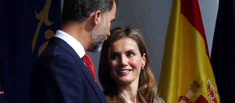 Los Príncipes Felipe y Letizia, sonrientes en el Día de la Policía