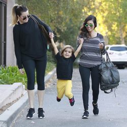 Khloe y Kourtney Kardashian juegan con Mason Disick por la calle