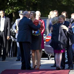 Los Reyes de Noruega saludan con entusiasmo a los Reyes de Holanda en Oslo