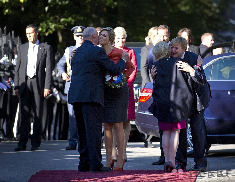 Los Reyes de Noruega saludan con entusiasmo a los Reyes de Holanda en Oslo