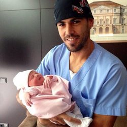 Víctor Valdés con su hija Vera en brazos minutos después de su nacimiento