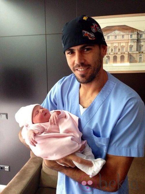 Víctor Valdés con su hija Vera en brazos minutos después de su nacimiento