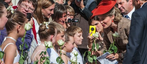 La Reina Matilde de Bélgica saluda a unos niños en Namur