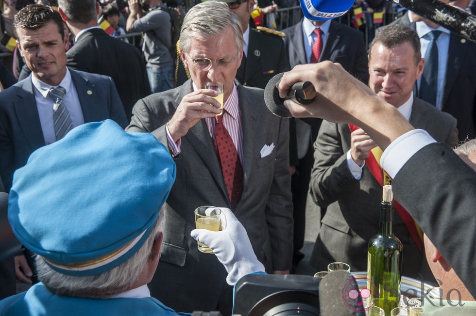 El Rey Felipe de Bélgica toma una bebida en Namur 