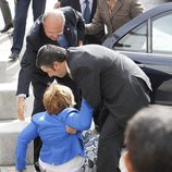 Celia Villalobos se cae antes de recibir a la Reina Sofía en el Día de la Banderita 2013