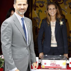 El Príncipe Felipe visita a la Infanta Elena en el Día de la Banderita 2013