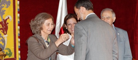 El Príncipe Felipe visita a la Reina Sofía en el Día de la Banderita 2013