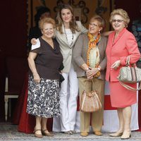 La Princesa Letizia con unas señoras en el Día de la Banderita 2013