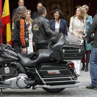 La Princesa de Asturias con unos moteros en el Día de la Banderita 2013