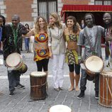 La Princesa Letizia con unos músicos en el Día de la Banderita 2013