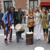 La Princesa Letizia con unos músicos en el Día de la Banderita 2013