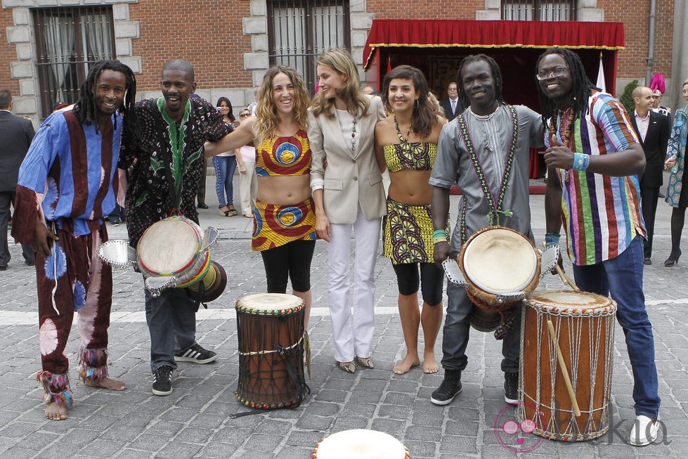 La Princesa Letizia con unos músicos en el Día de la Banderita 2013