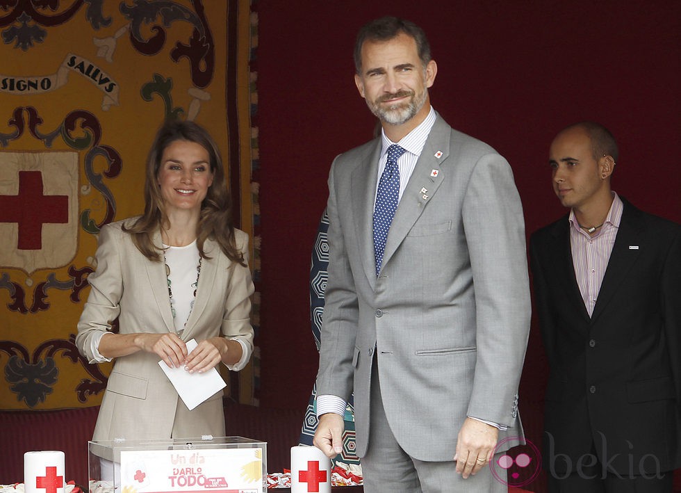 El Príncipe Felipe visita a la Princesa Letizia en el Día de la Banderita 2013