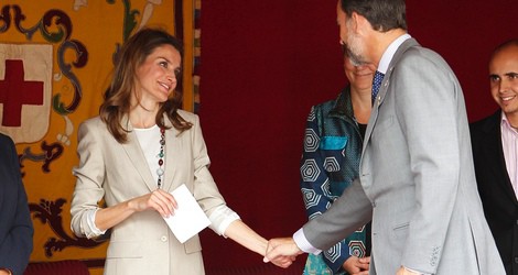 Los Príncipes Felipe y Letizia, muy cariñosos en el Día de la Banderita 2013