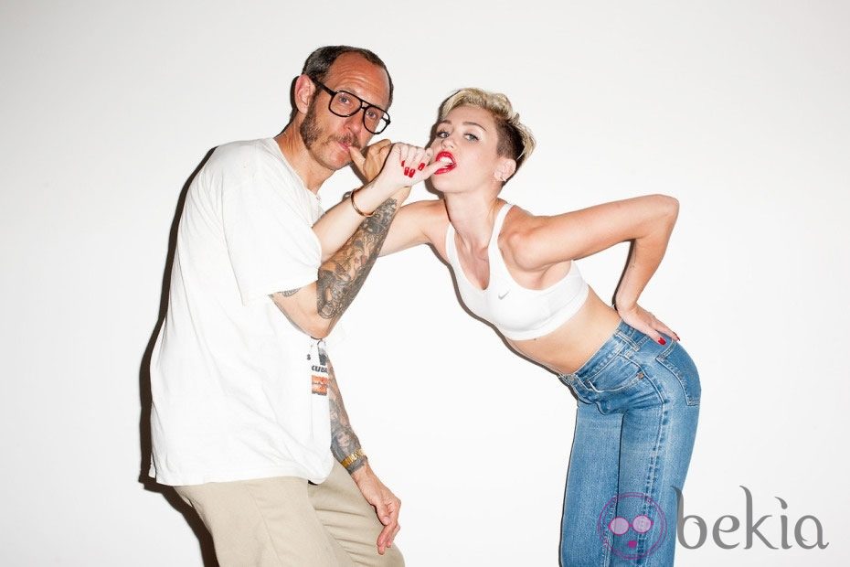 Miley Cyrus posando junto al fotógrafo Terry Richardson