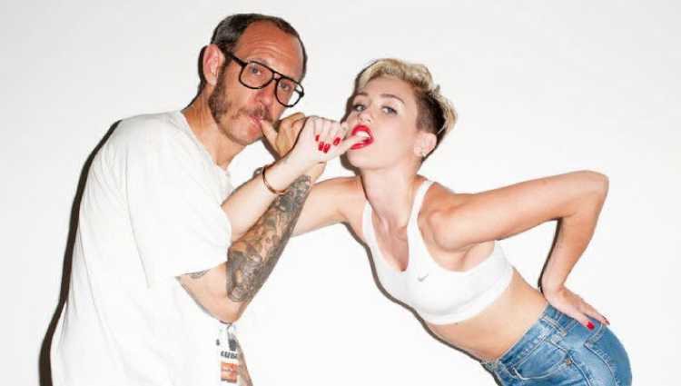 Miley Cyrus posando junto al fotógrafo Terry Richardson