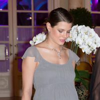 Carlota Casiraghi se mira su tripa de embarazada en una cena de gala en Mónaco