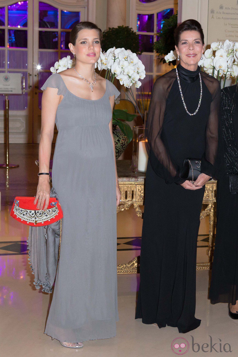 Carlota Casiraghi luce embarazo junto a Carolina de Mónaco en una cena de gala