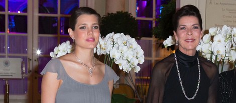 Carlota Casiraghi luce embarazo junto a Carolina de Mónaco en una cena de gala