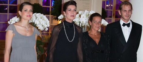 Carolina y Estefanía de Mónaco con Andrea y Carlota Casiraghi en una cena de gala