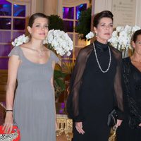 Carolina y Estefanía de Mónaco con Andrea y Carlota Casiraghi en una cena de gala