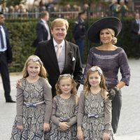 Los Reyes de Holanda y sus hijas en la boda de Jaime de Borbón-Parma y Viktória Cservenyák