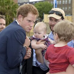 El Príncipe Harry bromea con un niño durante su visita a Australia