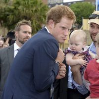 El Príncipe Harry bromea con un niño durante su visita a Australia