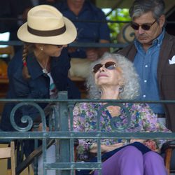 La Infanta Elena saludando a la Duquesa de Alba en un torneo hípico en Sevilla