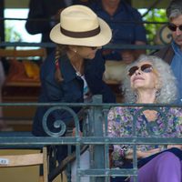 La Infanta Elena saludando a la Duquesa de Alba en un torneo hípico en Sevilla