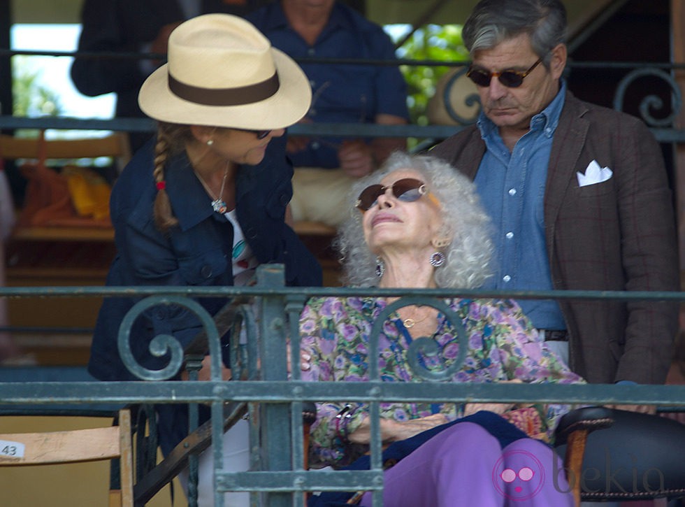 La Infanta Elena saludando a la Duquesa de Alba en un torneo hípico en Sevilla