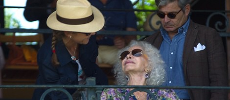 La Infanta Elena saludando a la Duquesa de Alba en un torneo hípico en Sevilla