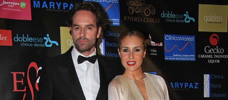 Berta Collado con su novio en los Premios Escaparate 2013