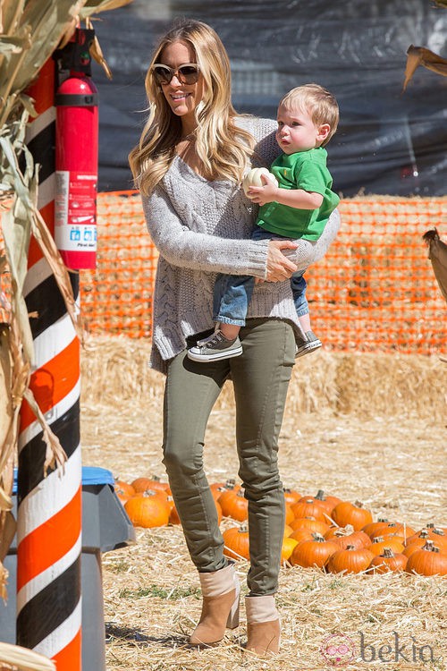 Kristin Cavallari en el parque de las calabazas de Los Ángeles con su hijo Camden Jack