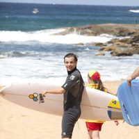 Louis Tomlinson haciendo surf en Sidney