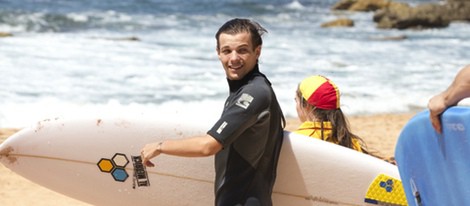 Louis Tomlinson haciendo surf en Sidney