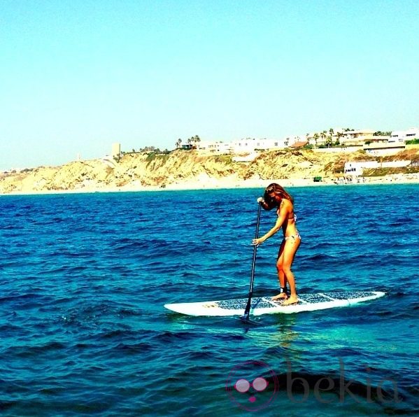 Bar Refaeli practicando paddle boarding en Israel