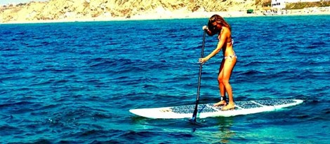 Bar Refaeli practicando paddle boarding en Israel