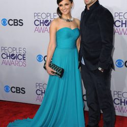 Rachael Leigh Cook y Daniel Gillies en una entrega de premios