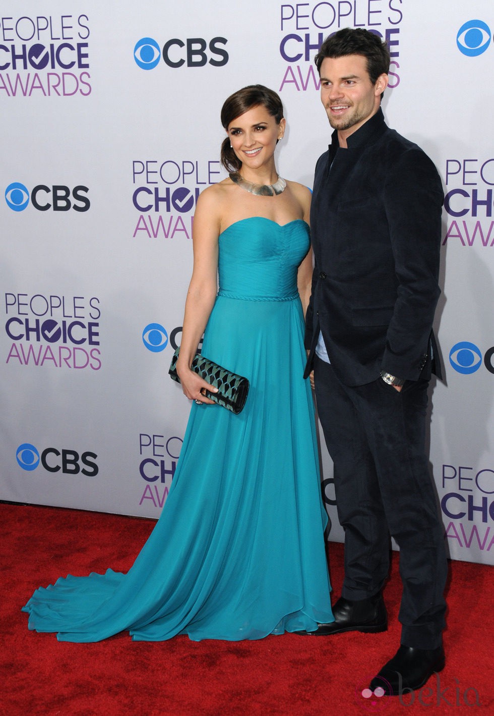 Rachael Leigh Cook y Daniel Gillies en una entrega de premios