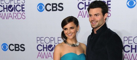 Rachael Leigh Cook y Daniel Gillies en una entrega de premios