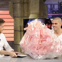 Pablo Motos entrega a Víctor Valdés en 'El hormiguero' un regalo para su hija Vera