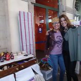 Raquel Sánchez Silva con Ana Aladro en un mercadillo en Gijón