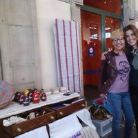 Raquel Sánchez Silva con Ana Aladro en un mercadillo en Gijón